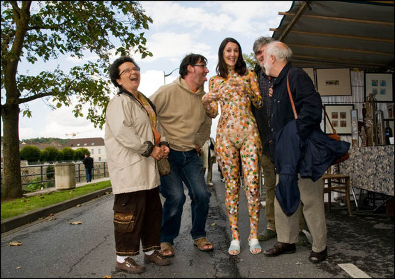 Miss smarties et ses hilares admirateurs